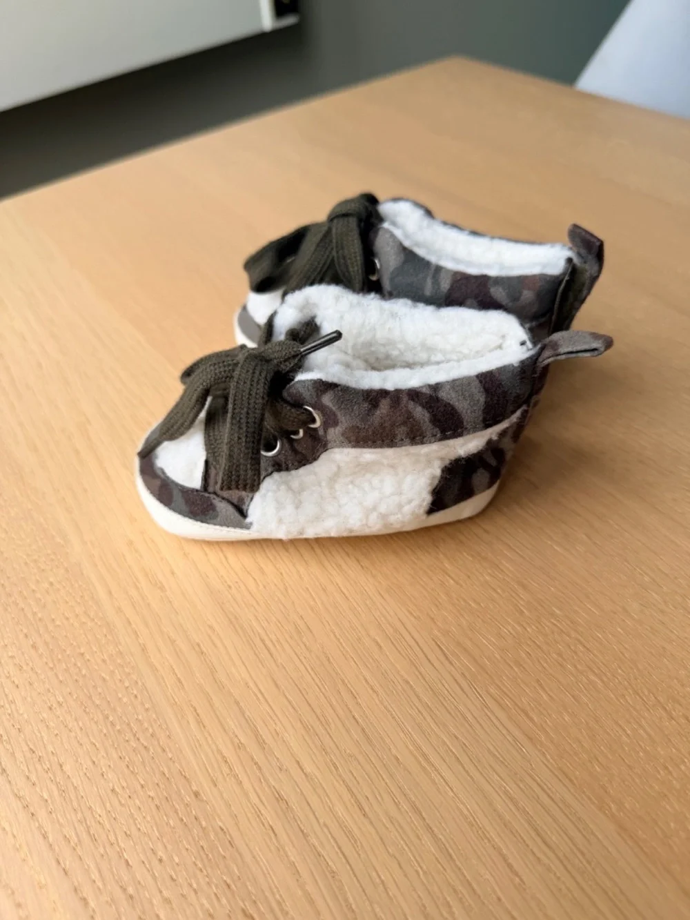 Gap Baby / Toddler Camo Hi-Top Sherpa Sneakers- size 6-12 months